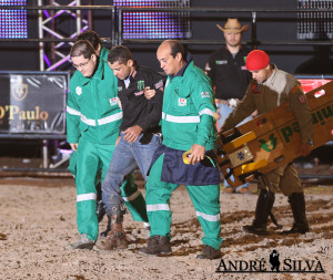 Robson sendo amparado pelos socorristas na arena / Foto: André Silva 