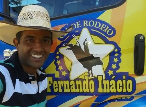 Tropeiro Fernando Inácio ao lado do seu caminhão que é todo personalizado / Foto: Arquivo Pessoal 