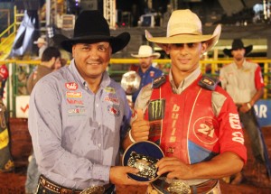 Anderson Oliveira, recebendo Fivela UFB - Sumetal / Foto: Grupo Velho Oeste Fest