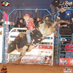Dener vencendo o segundo round em Taquarituba / Foto: Rodeio Tube 
