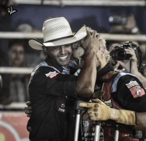 Lucas Divino, sorrindo, abraça Keny Roger após a vitória dentro da arena - Foto Rodolfo Lesse