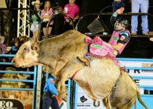 Caic enfrentando touro na arena / Foto: Rodolfo Lesse 