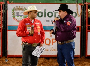Enrique Moraes e Rogério Paitl realizando o sorteio na arena / Foto Rodolfo Lesse 