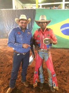 Elivandro Marques 'Tibaa' entregando a fivela do Momento #UFB da Sumetal Fivelas para João Cristiano 
