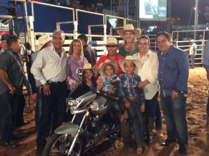 Rodrigo Alexandre com toda a família e ao lado da vigésima moto da carreira / Foto: Eugênio José 