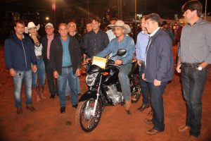 Campeão do Rodeio recebendo a moto: Foto Facebook Prefeitura