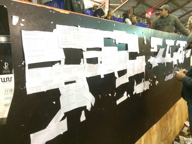 Mural com ordem de entrada, competidores cortam com canivete para se organizarem - Prova do Issao / Foto Eugênio José 
