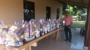 Willian com as 30 cestas básicas / Foto Divulgação 
