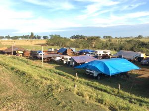 Um verdadeiro acampamento entre caminhões e trailers é montado ao lado para os participantes - Foto Eugênio José 