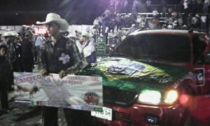 Romário na Guatemala recebendo a camionete - Foto: Arquivo Pessoal 